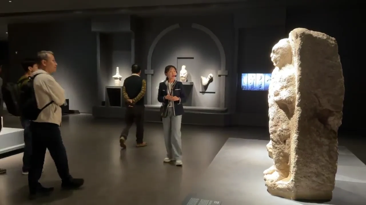 박물관에서 유물 이야기를 들려주는 경주트립 해설사